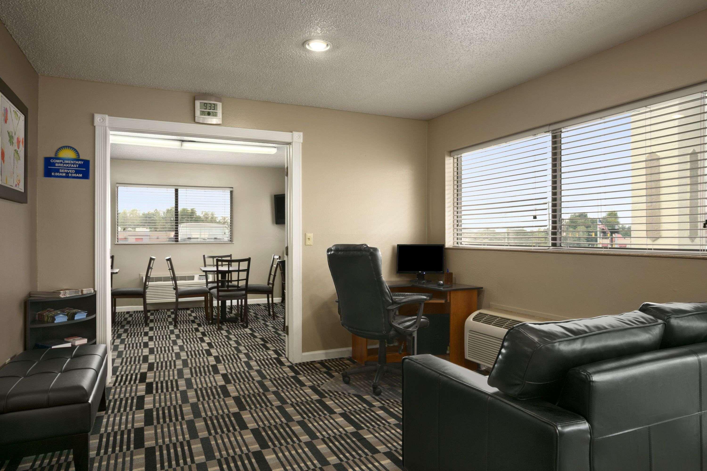 Days Inn By Wyndham Cloverdale Greencastle Экстерьер фото