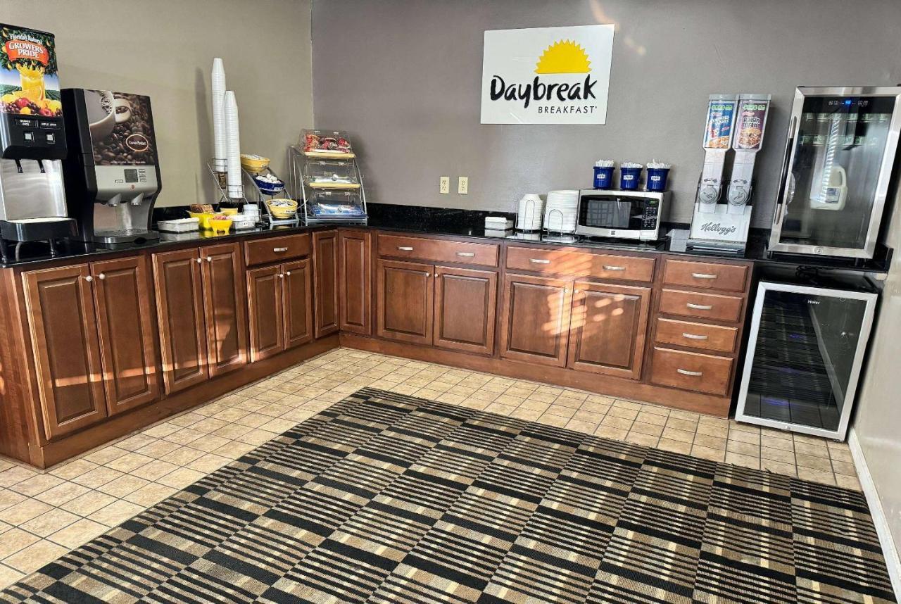 Days Inn By Wyndham Cloverdale Greencastle Экстерьер фото