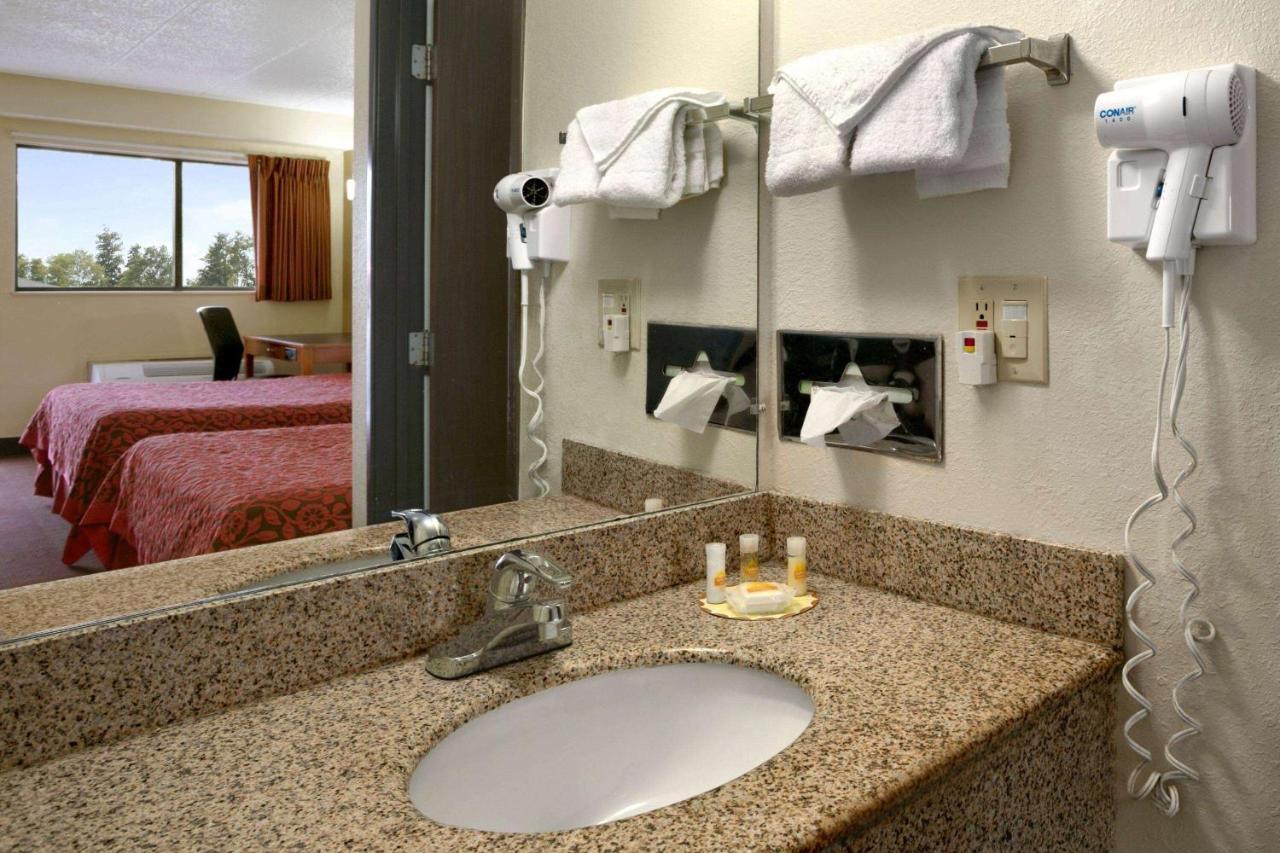 Days Inn By Wyndham Cloverdale Greencastle Экстерьер фото