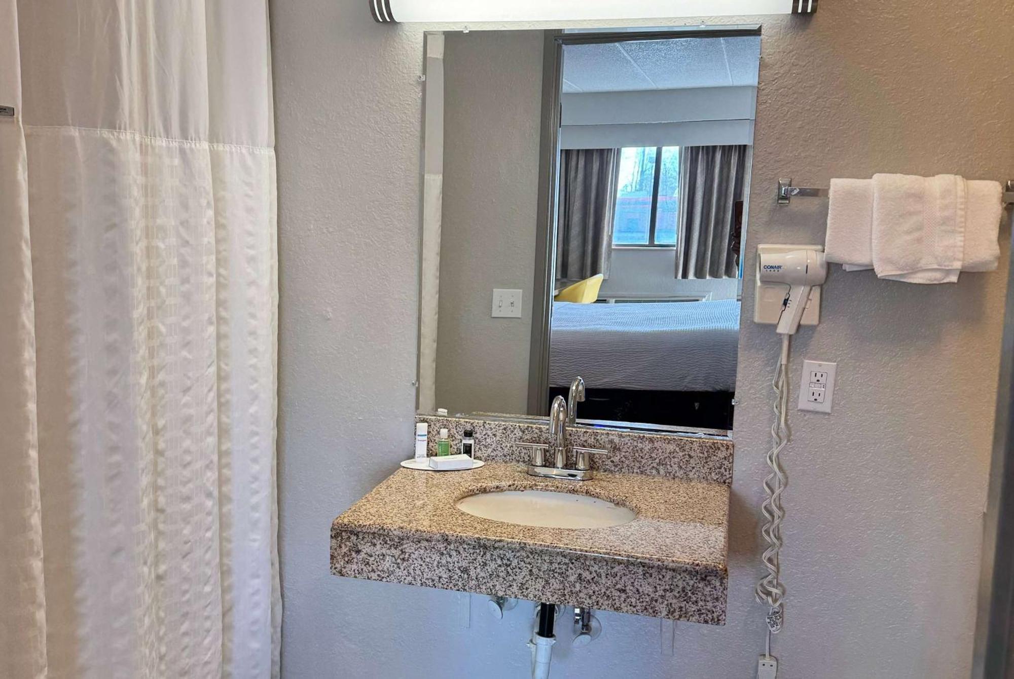 Days Inn By Wyndham Cloverdale Greencastle Экстерьер фото