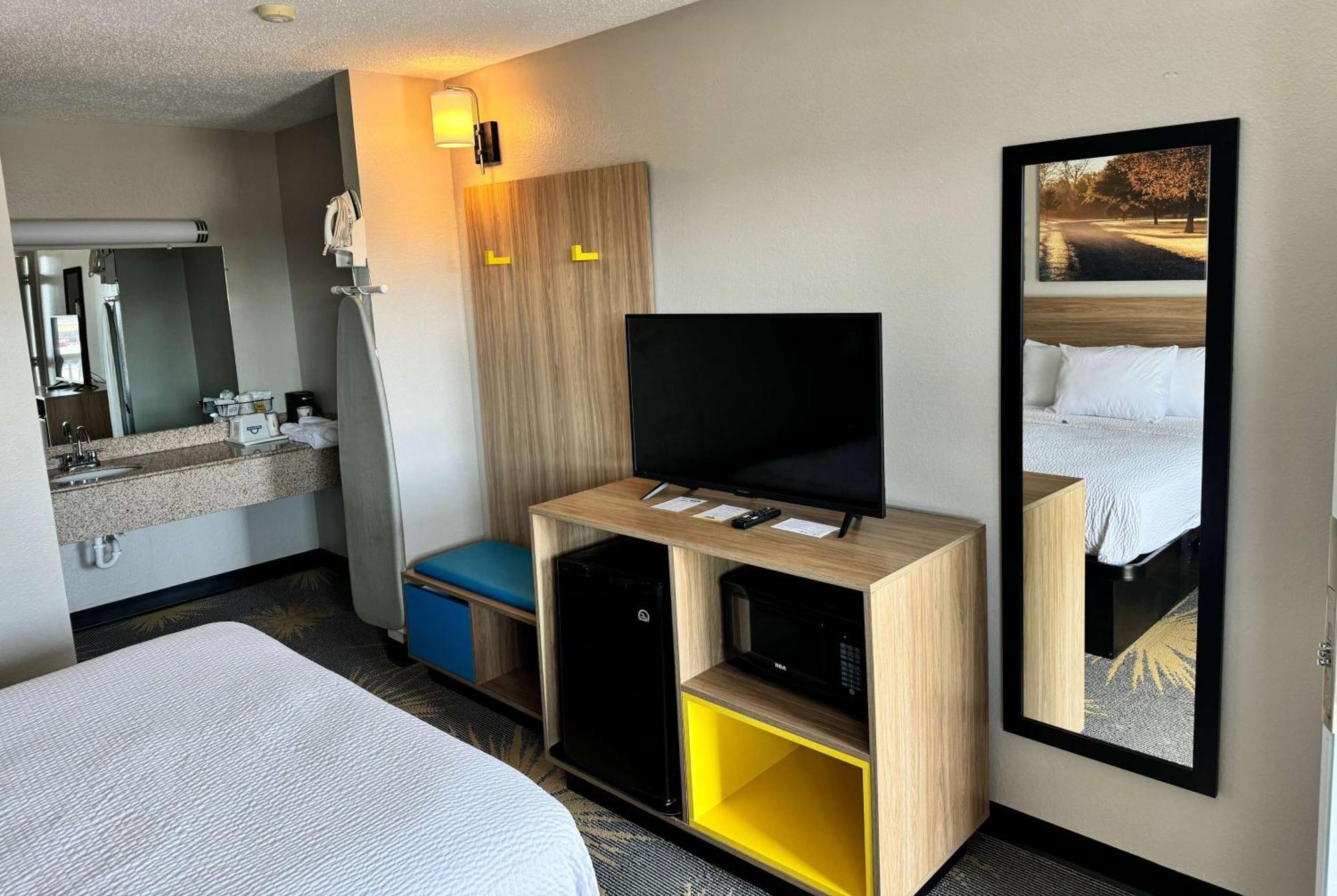 Days Inn By Wyndham Cloverdale Greencastle Экстерьер фото