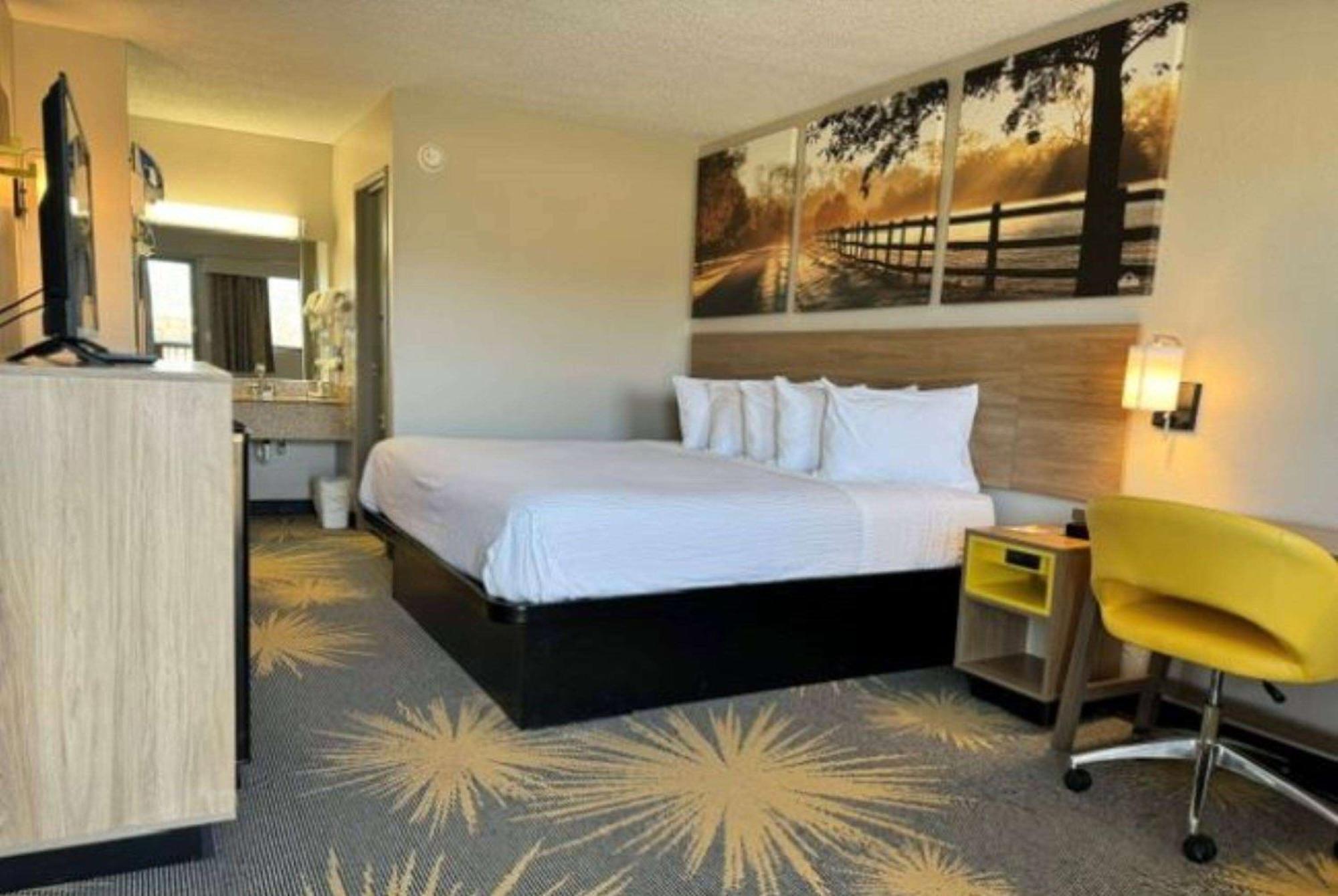 Days Inn By Wyndham Cloverdale Greencastle Экстерьер фото