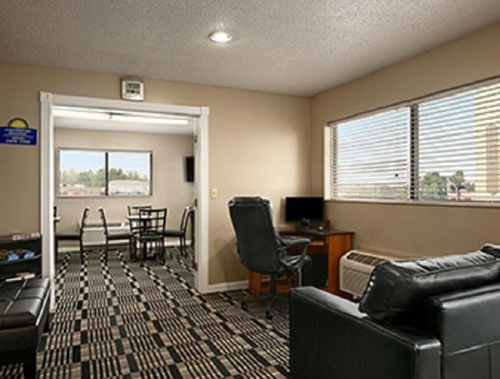 Days Inn By Wyndham Cloverdale Greencastle Экстерьер фото